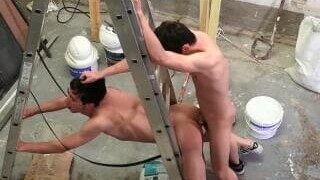 Des ouvriers de la construction montrent au nouveau venu comment se déroule cette équipe