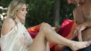 Une blonde sexy baisée dans un parc