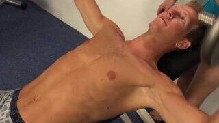 Deux gars tonifient leurs muscles dans un porno gay