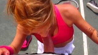 Belle Femme Nue sur le terrain de tennis