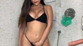 Lena The Plug bouge son gros cul en cowgirl