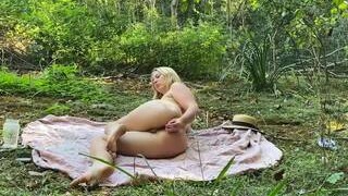 Femme Qui Se Masturbe dans la nature