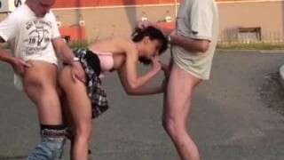Brunette baisée sur un parking lors d’un plan à trois